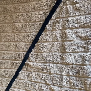 Mörkblått flätat bälte  - Säljer ett mörkblått flätat bälte med diskret vävd struktur. Bältet är smalt och har en enkel, stilren design utan synliga detaljer eller mönster. Perfekt för dig som gillar minimalistiska accessoarer och vill ha något som funkar till jeans eller chinos.