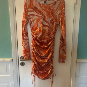 Klänning - Endast testad skickar bara via instabox