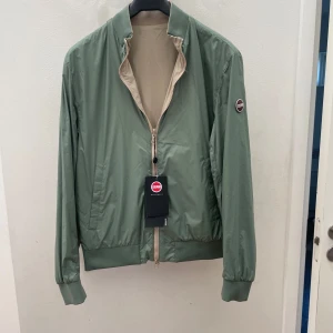 COLMAR vindjacka helt [HELT NY] - Helt ny vindjacka ifrån colmar, storlek small. Jackan går att vända ut och in, två olika färger. Aldrig använd, säljs pga att den var för liten. Hör gärna av dig om du har några frågor