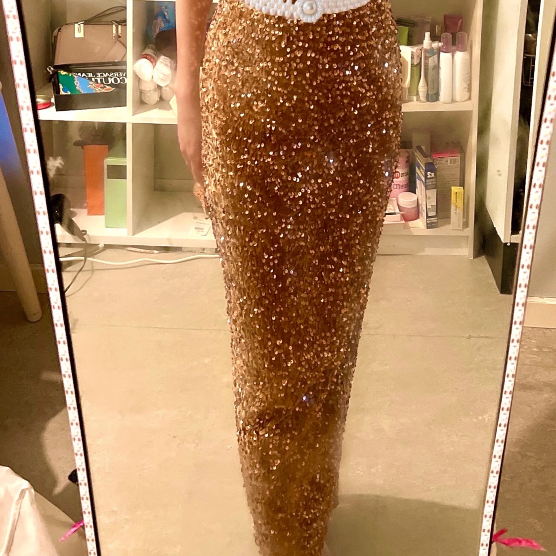 Glittrig guld långklänning med paljetter och 2 presenter  - 1