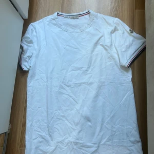 Moncler tröja - Säljer denna Moncler tröja storlek L, mycket fräsch och skön, NFC funkar utan problem 