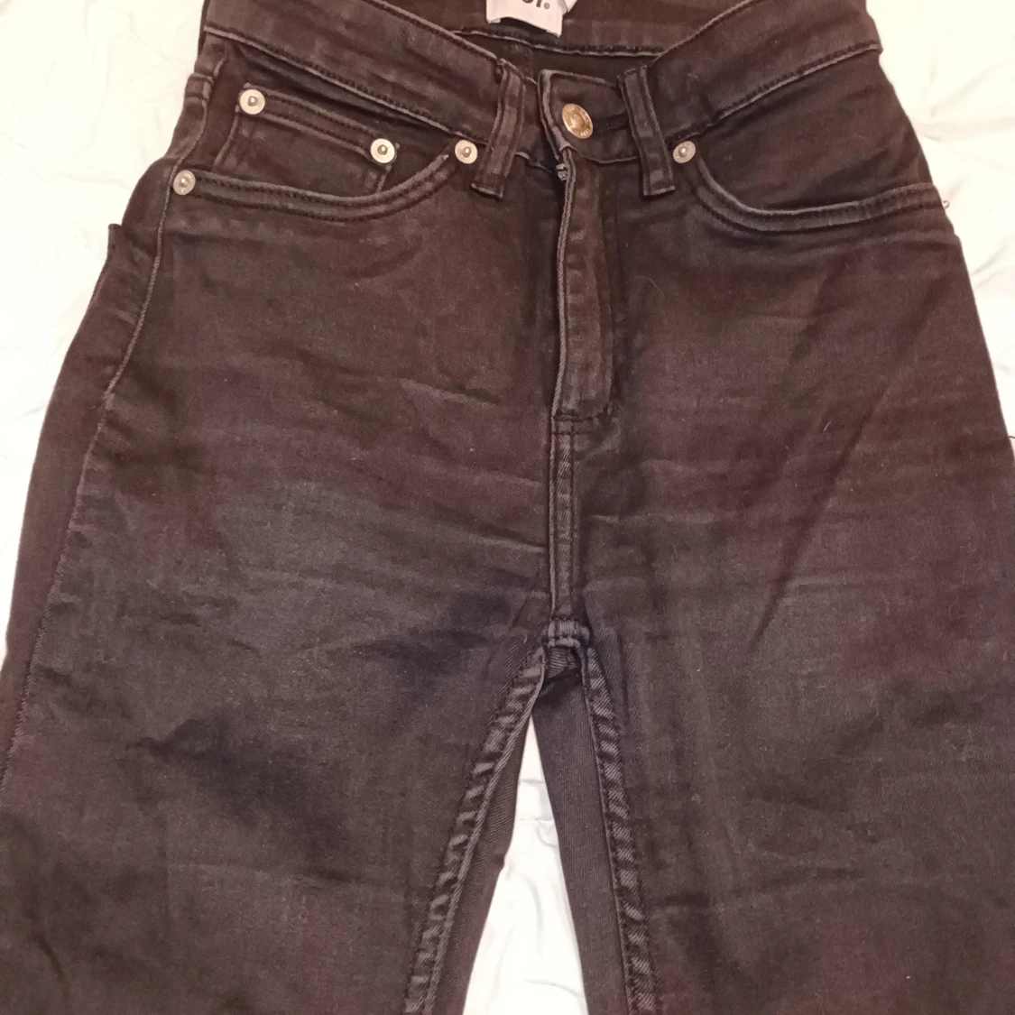 Svarta jeans med slitna knän från 157 - 2