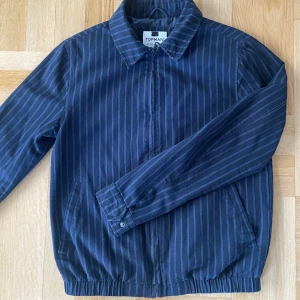 Topman overshirt - Stilren overshirt/höstjacka med dragkedja från märket Topman✅Jackan är i perfekt skick utan några defekter, Storlek S✌️ Hör av dig vid frågor 