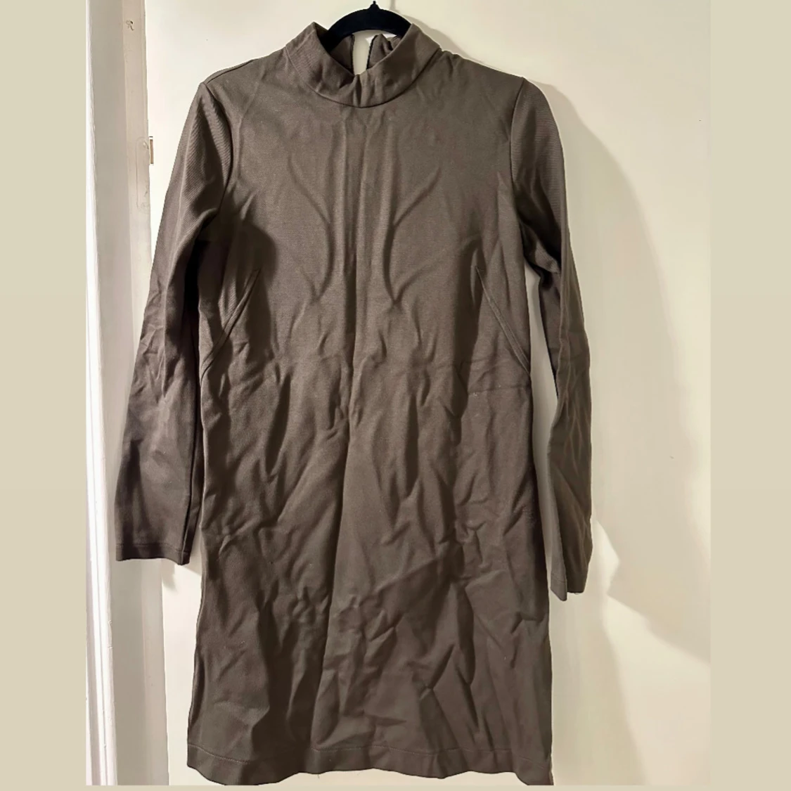 Olivgrön långärmad klänning med dragkedja