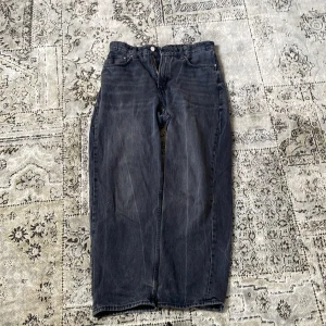 Svarta loose fit jeans från H&M - Säljer ett par svarta loose fit jeans från H&M i storlek 32/32. Jeansen har klassisk femficksdesign, dragkedja och knapp framtill samt bälteshällor. Bara att pruta ner pris om ni ska köpa