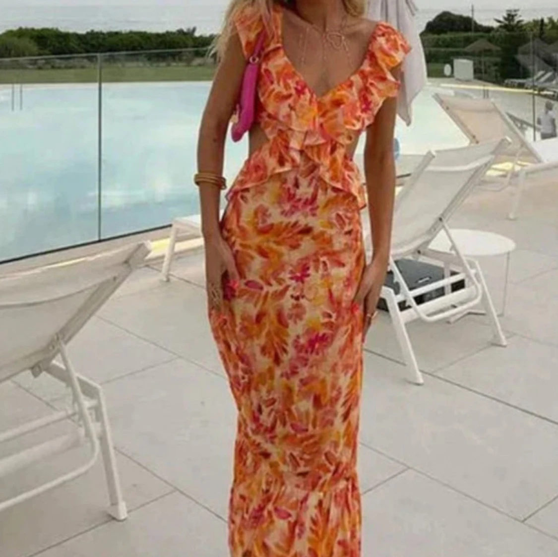 Blommig långklänning med volang och cut-out - 3