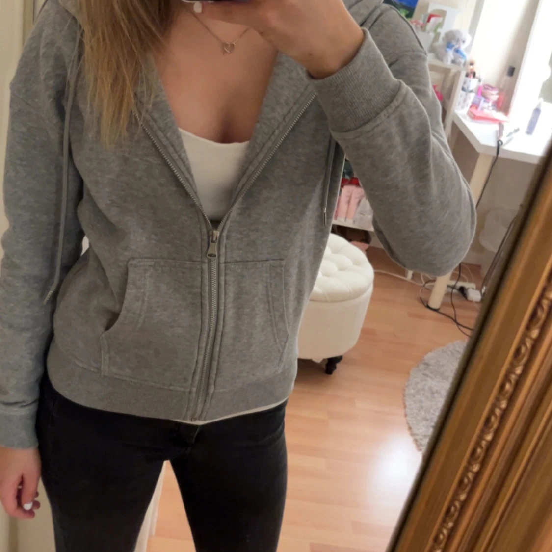 Grå hoodie