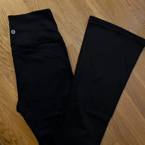 Lululemon flare leggings  - Svarta flare leggings i storlek 4, har endast använts 2 gånger som nya! Hög midja och stretchiga! Passar mig 165cm perfekt 
