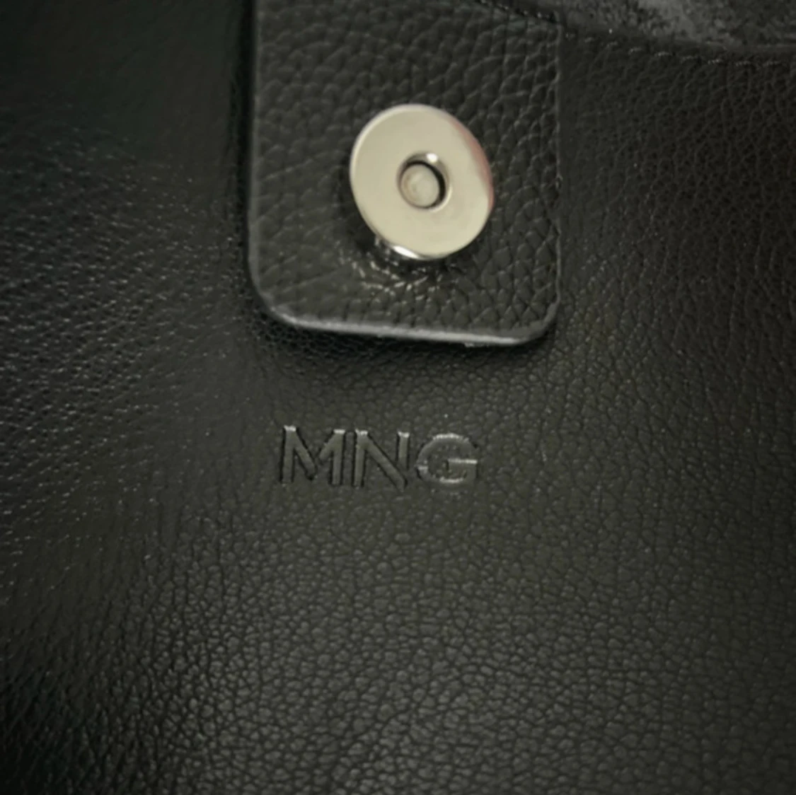 Stor svart shoppingväska i skinnimitation - 4