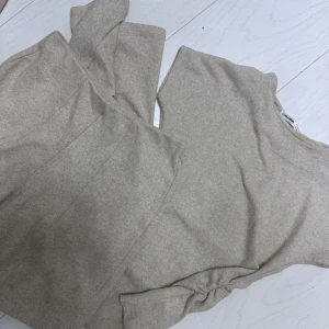 Beiga mjukisbyxor i bomull - Säljer ett par beiga mjukisbyxor i mjukt bomullsmaterial. Byxorna har en relaxed passform och utsvängda, perfekta för chill dagar. Färgen är ljusbeige och materialet känns riktigt skönt mot huden.