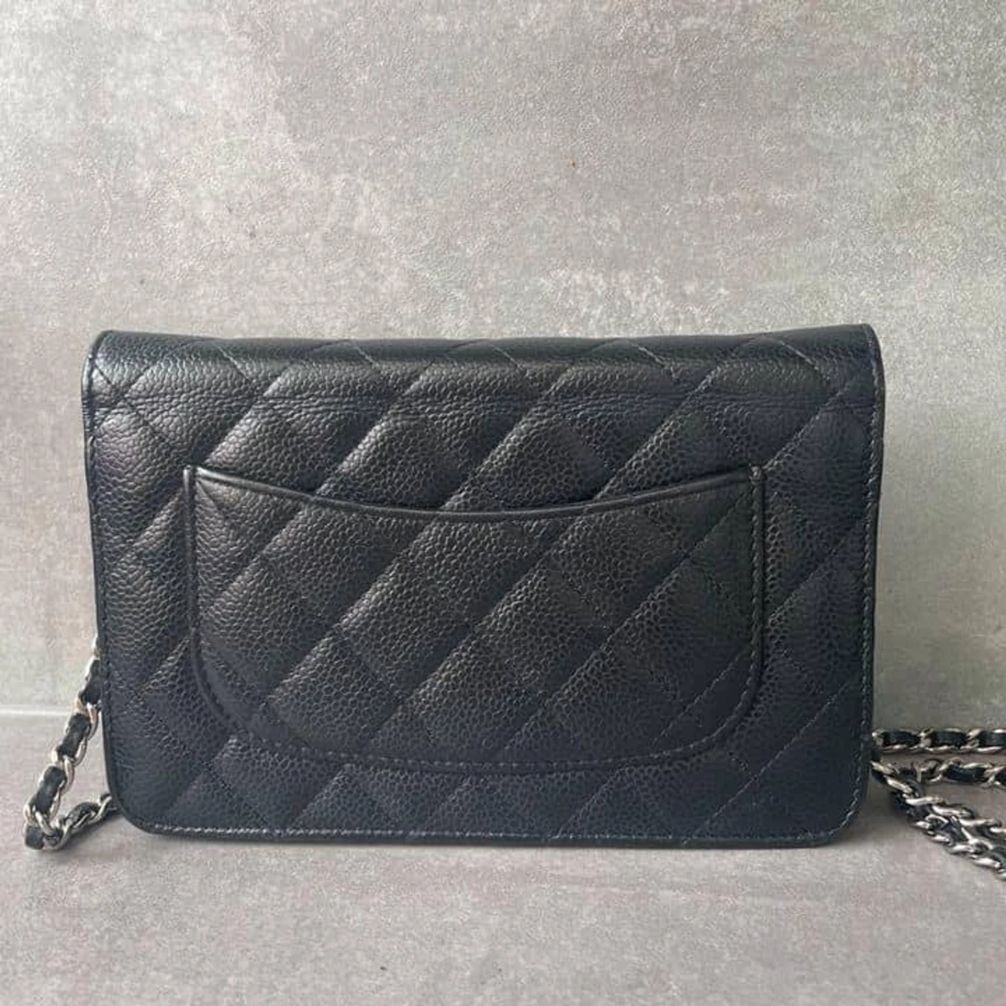 Svart quiltad axelväska från Chanel - 1