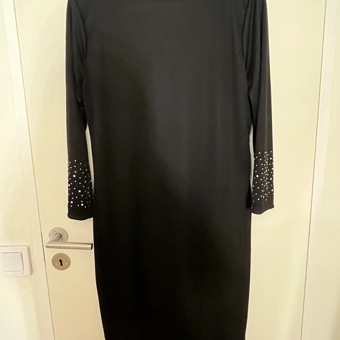 Svart långklänning med kristalldetajler - 1