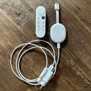 Google Chromecast HD med Google TV  - Google Chromecast HD. Ingår strömadapter, själva enheten , strömkabel. Så allt som behövs för att använda den. Enheten är återställd och uppdaterad. Skicka 1-2 vardagar efter slutfört köp. För frågor är du välkommen att skriva. FRI FRAKT. 