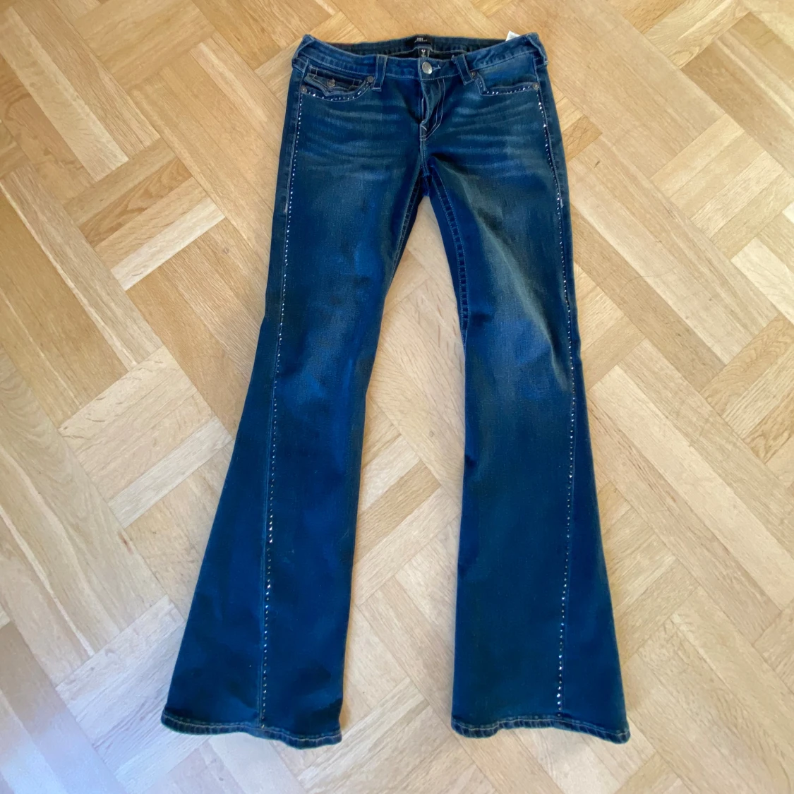 Blå bootcut jeans med nitar - 1