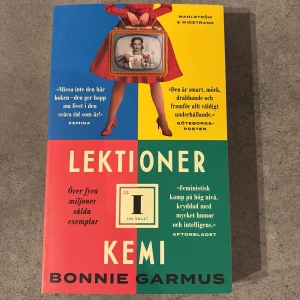 Lektioner i kemi - En färgstark och hyllad roman om Elizabeth Zott, en banbrytande kemist i 60-talets Kalifornien. Med humor, intelligens och feministisk styrka utmanar hon normer och inspirerar både i labbet och på tv. Perfekt för unga vuxna som gillar smarta, underhållande berättelser.