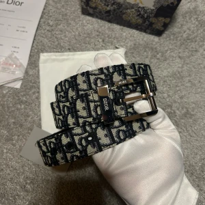 Vitt bälte - Sprillans ny vitt bälte. Låda, påse, kort och hålsyl medföljer.