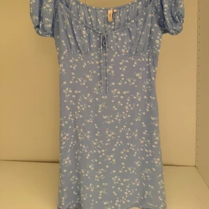 Söt sommarklänning - Supersöt sommarklänning! Aldrig använd, från Nelly! Perfekt klänning med blommor på!
