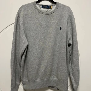 Ralph Lauren Tröja  - Ralph Lauren tröja | Skick: 9/10 | Tillbehör: Endast tröja | Nypris: +- 1599 SEK | Storlek: M | Pris kan diskuteras, vid fler bilder eller frågor hör av er. 🍂🍁