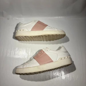 Valentino skor - Hej! Säljer nu mina skor från märket Valentino, storlek 39 bra skick, allt på bilden ingår. Tveka inte på att höra av dig om du har frågor eller funderingar kring skorna! 