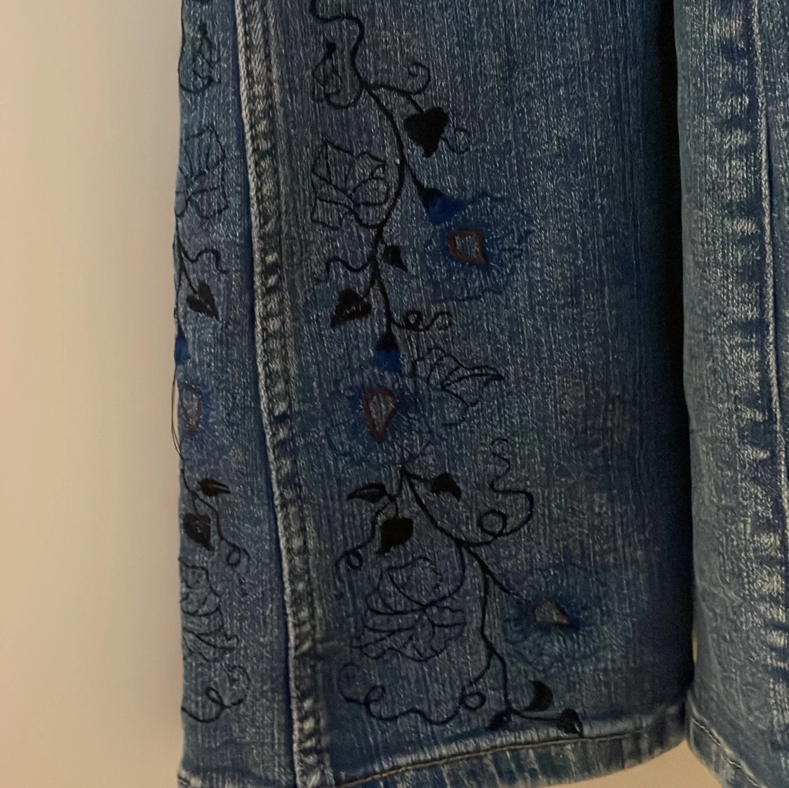 Blå bootcut jeans med broderi - 2