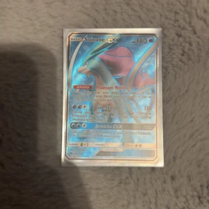 Pokémonkort: Suicune GX, Greedent V & Eldegoss V - Tre coola och glittriga Pokémonkort: Suicune GX, Greedent V och Eldegoss V. Perfekta för dig som samlar eller vill boosta din lek med starka och unika kort. Färgstarka motiv och specialattacker gör dessa till ett måste för alla Pokémonfans!