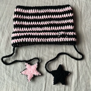 Cat beanie - Virkad cat beanie med stjärnor. Gjord av akrylgarn, säljer matchande benvärmare i min profil💕