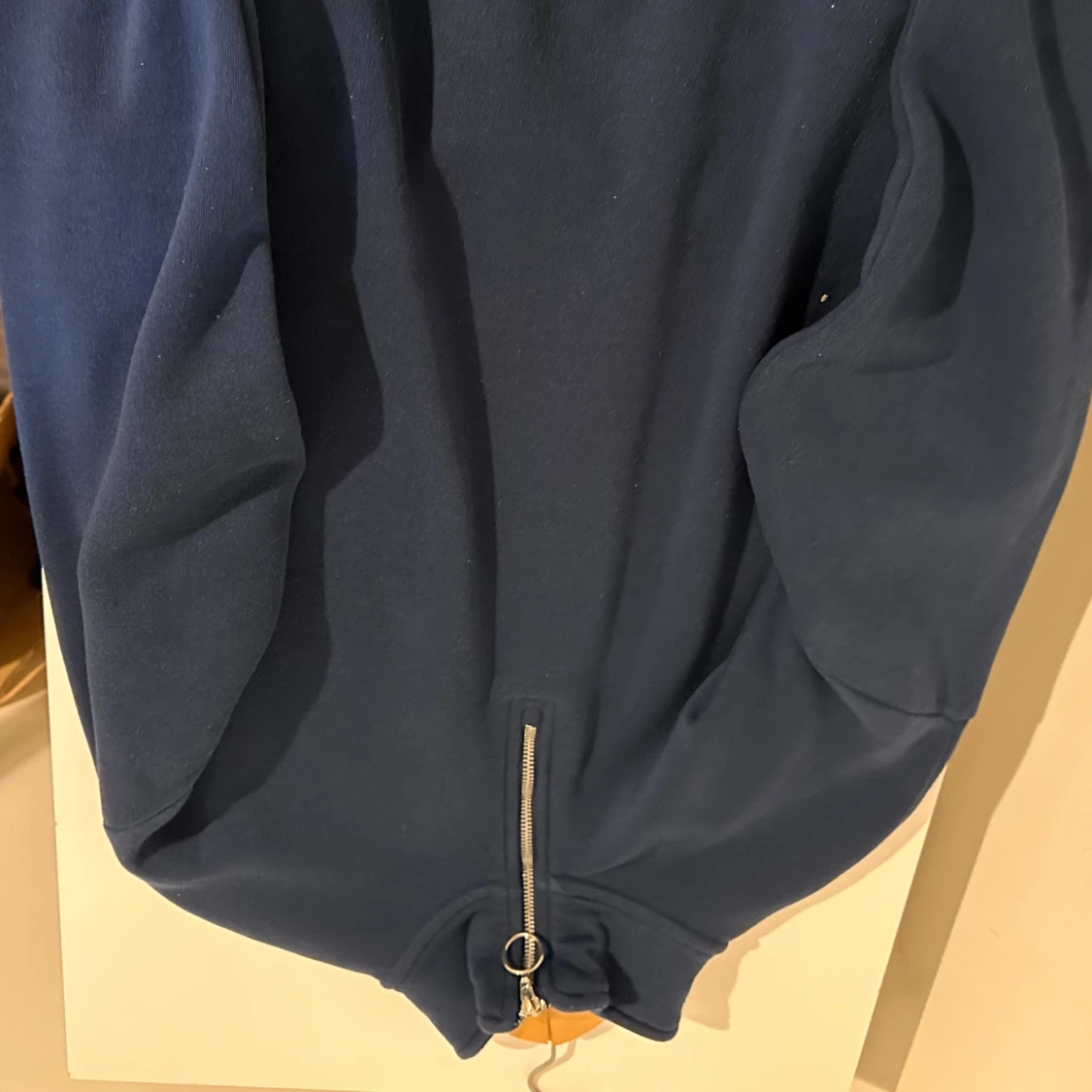 Mörkblå bomberjacka med dragkedja - 1