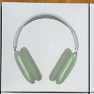 AirPods Max - Apple AirPods Max i grönt, trådlösa over-ear hörlurar med aktiv brusreducering och hög ljudkvalitet. Produkten är i originalförpackning och ser ut att vara i nyskick, perfekt för musikälskare som söker premiumljud och komfort.