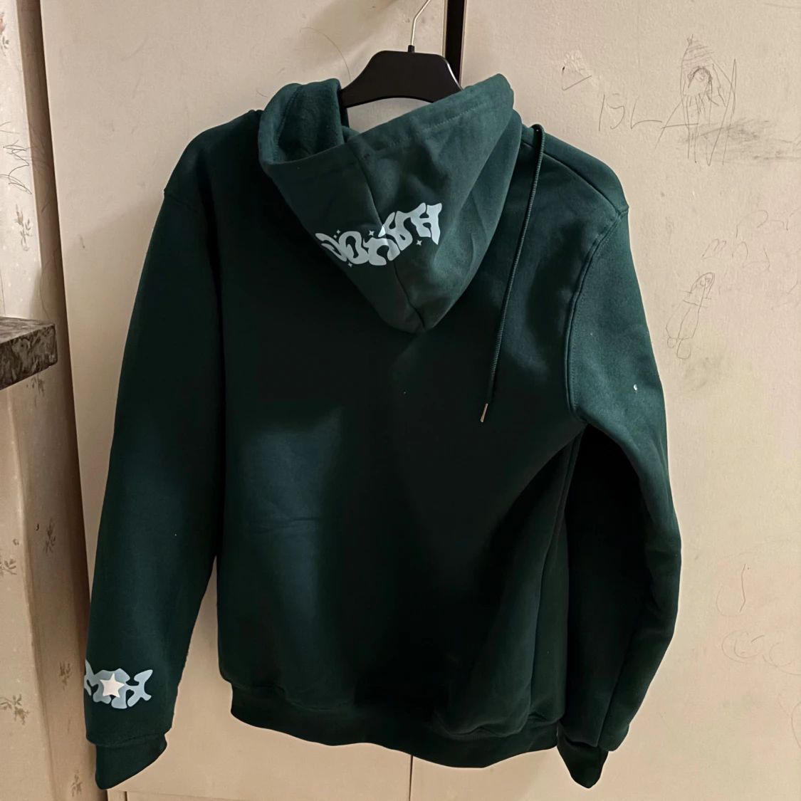 Mörkgrön hoodie med tryck och dragkedja - 1