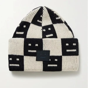 SÖKER  - Söker denna mössa om nån har!