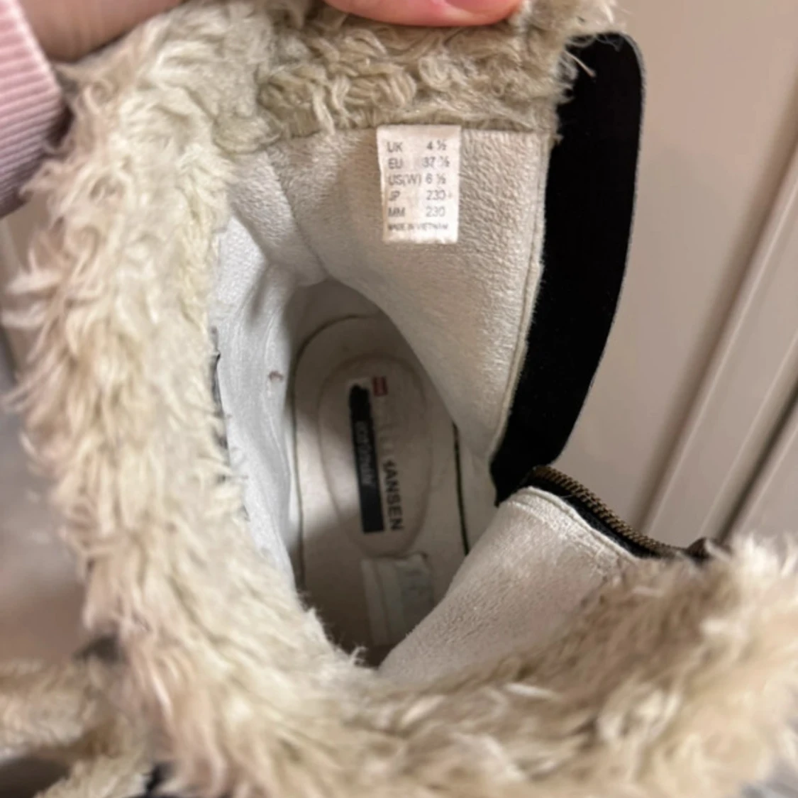 Svarta Helly Hansen boots med fuskpäls stl 37,5 (nyskick) - 4