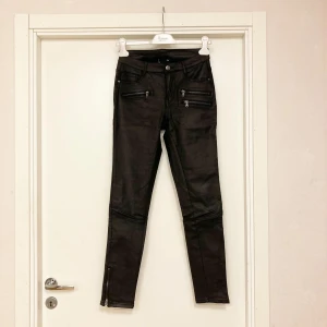 🍒Skinnbyxor (imitation)🍒 - 🍒TRENDIGA BYXOR I SKINNIMITATION 🍒Slim passform och medelhög midja. Kommer i ett stretchigt tyg med coatad yta. Stl 36, men passar mer som 38-40. Snygg stylad till höstens outfits!🍒