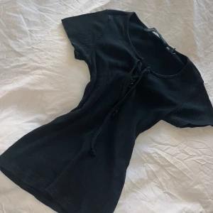 Svart ribbad topp med snörning❤️🫰🏼 - Svart ribbad topp från Lager 157 i storlek S. Perfekt till hösten och har inga tecken på användning❤️skriv för fler bilder eller prisförslag 