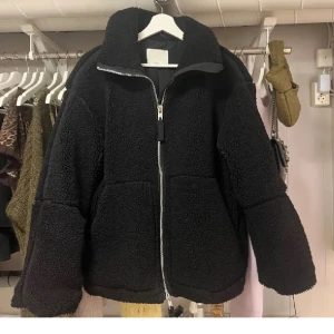 Svart teddyjacka  - Populära teddyjackan från hm i storlek xs. Knappt använd