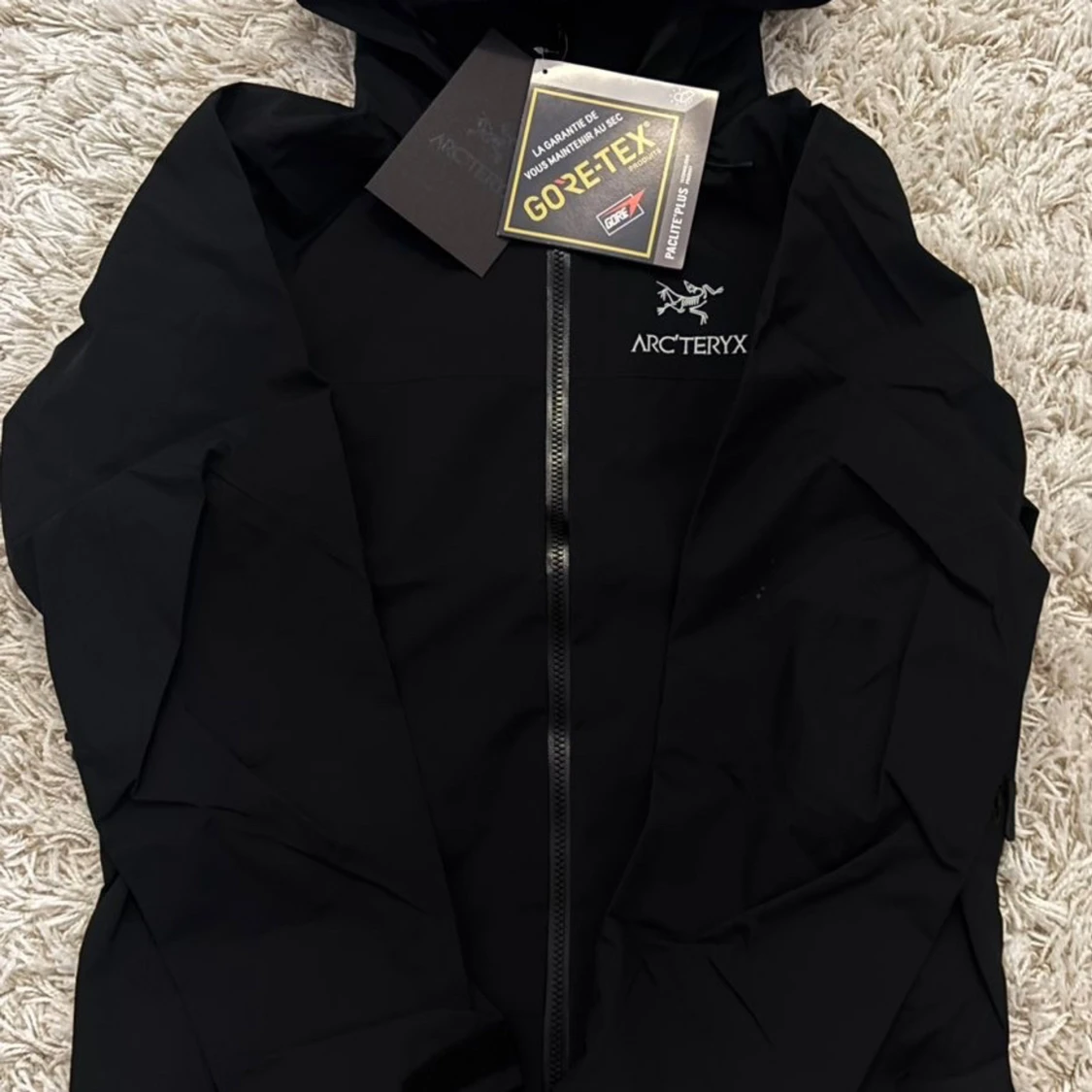 Svart Arc'teryx Gore-Tex vindjacka S