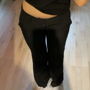 Svarta kostymbyxor - Snygga svarta kostymbyxor från bikbok i petite modell. Sitter helt perfekt på mig som normalt bär xs och är 157cm lång. Nypris 499kr. De har inga hål eller övriga skador. 