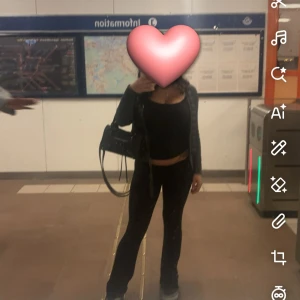 Moncler cardigan - Snygga svarta glasögon med rund form och klassisk design. Perfekta för dig som gillar en stilren och tidlös look. Passar till de flesta outfits och ger en cool vibe.