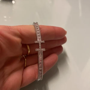 Snyggt armband. NYTT - Nytt armband med strass. 