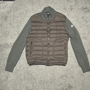 Moncler Cardigan  - En helt ny och oanvänd Moncler cardigan i färgen grå. Den är i storleken M. Priset kan eventuellt diskuteras.