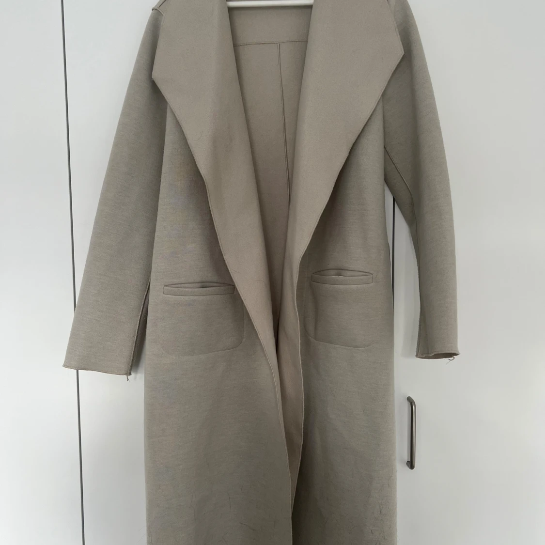 Beige lång kappa med bälte - 1