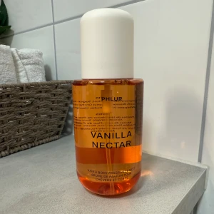 Phlur body mist ”Vanilla Nectar” - Ny body mist från märket Phlur, som inte går att köpa här i Sverige. Den är i deras nya doft ”Vanilla Nectar”, och jag köpte den nu när jag var i NY! Detta är den stora storleken på 240ml🧡