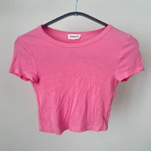 Rosa croppad topp från Even&Odd - Rosa kortärmad magtröja från Even & Odd. Storlekslappen är avklippt men är storlek S. Endast använd 1 gång. Lite ljusare än vad bilderna visar <3