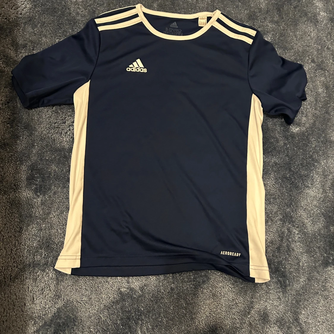 Adidas AEROREADY blå/beige t-shirt