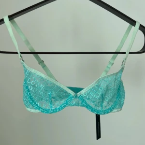 Turkos Lounge BH - Ny superfin blå / turkos mesh bh från Lounge Underwear i storlek 65B. Nypris ca 550kr <3