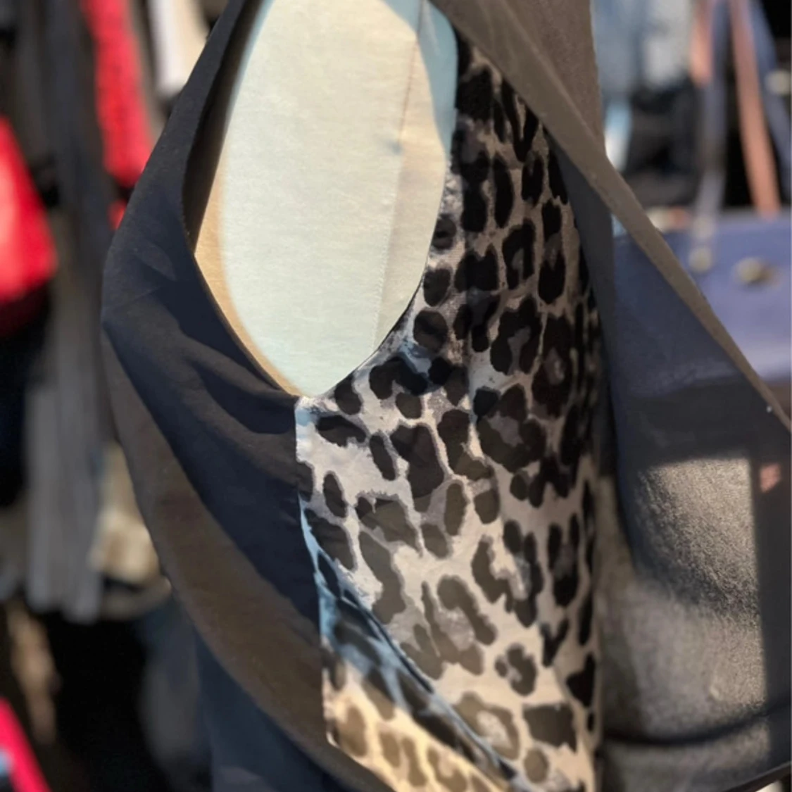 Svart ärmlös topp med leopardmönster - 2