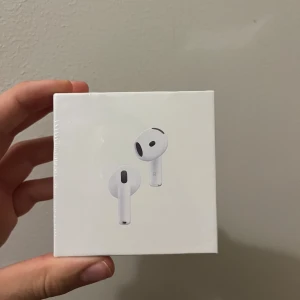 AirPods 4 (ANC) - Helt nya Apple AirPods 4 med aktiv brusreducering (ANC). Levereras i obruten originalförpackning. Kompatibla med USB-C, Apple Watch och Qi-laddare. Perfekt för trådlös musik och samtal med hög ljudkvalitet.