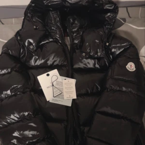 Moncler maya - Säljer en moncler maya. Den är i storlek 1 i moncler (S). Avdragbar luva. Prislappen avdragen men kommer med.