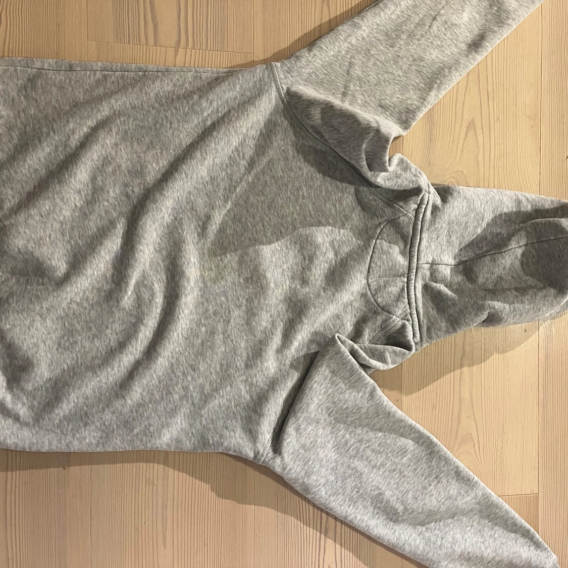 Grå hoodie från GANT med emblem - 3