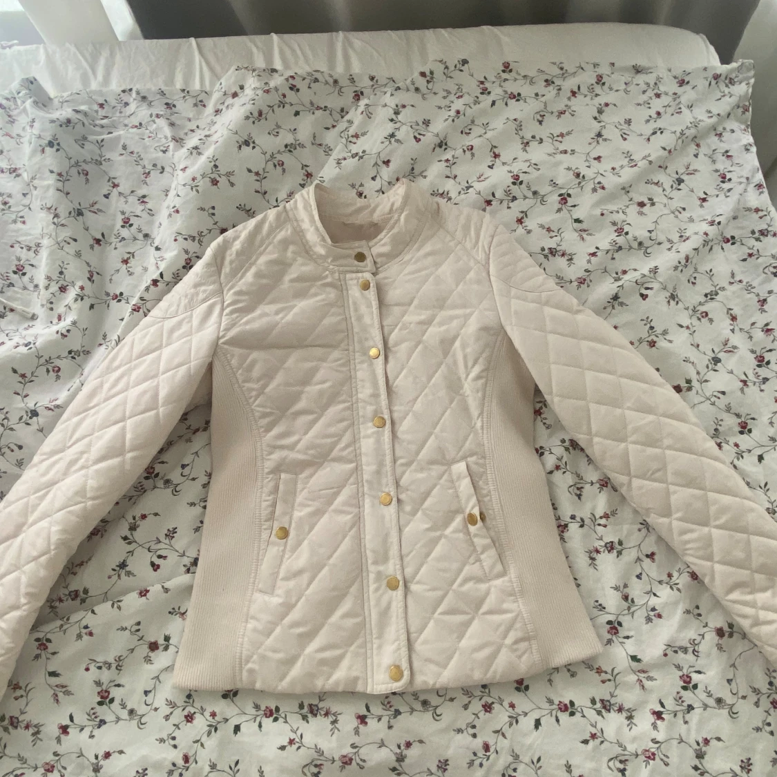 Quiltad vit jacka Holly & Whyte