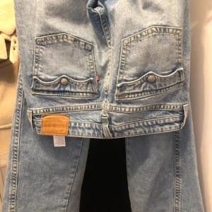 Levi's 560 ljusblå jeans med bootcut - Ljusblå Levi's 560 jeans med klassiska fem fickor, bootcut och normal passform. Köpte dessa för 1200 kr. 